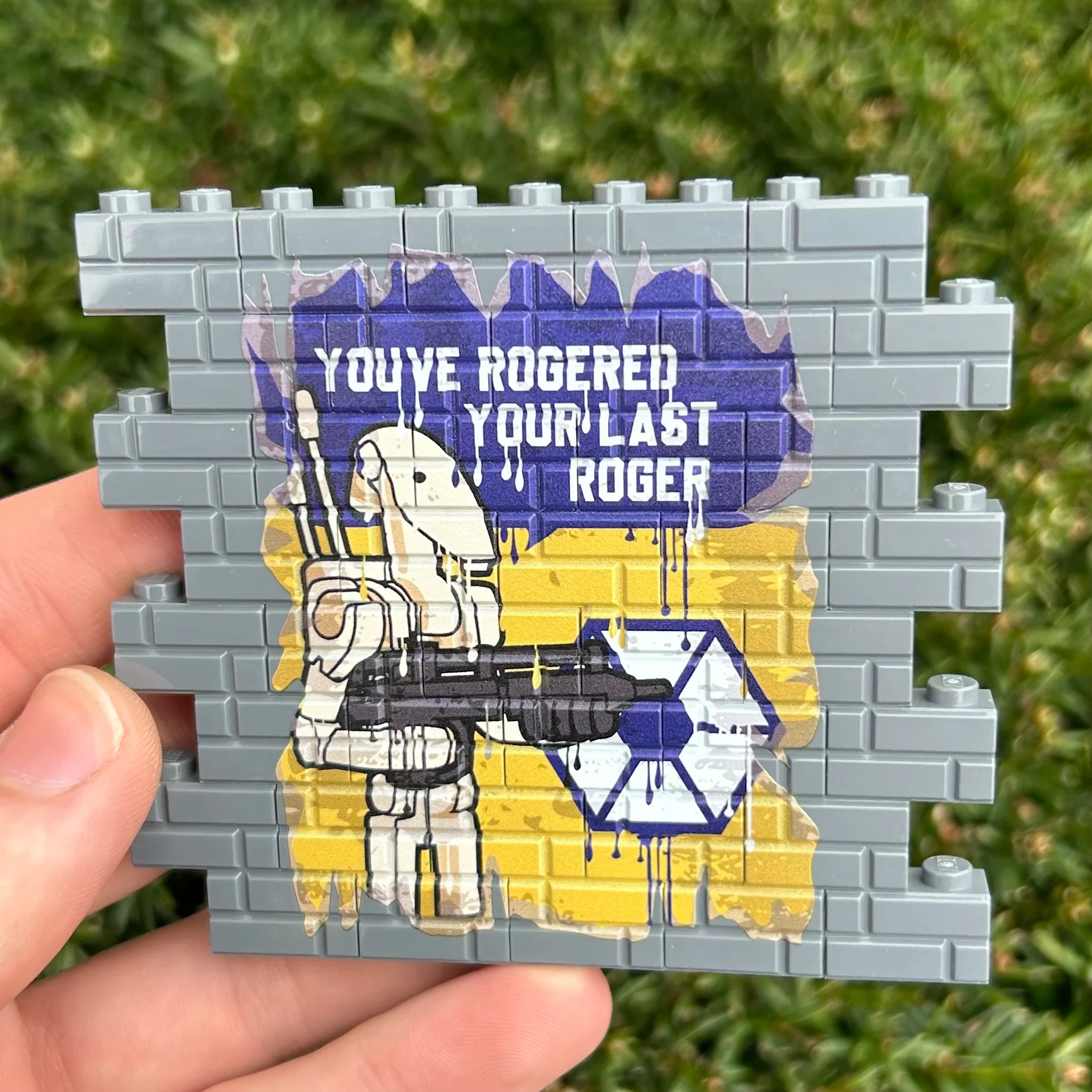 Roger Graffiti Wallbrick (Dark Bluish Grey)